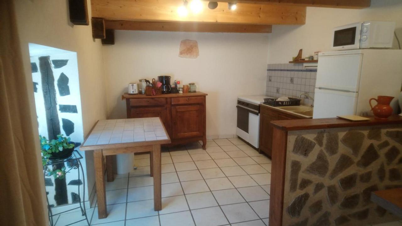 Saint-Donat Fermette Typique Auvergnate Dans Son Ecrin D'Eau Et De Verdure מראה חיצוני תמונה