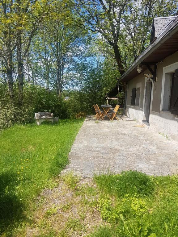 Saint-Donat Fermette Typique Auvergnate Dans Son Ecrin D'Eau Et De Verdure מראה חיצוני תמונה